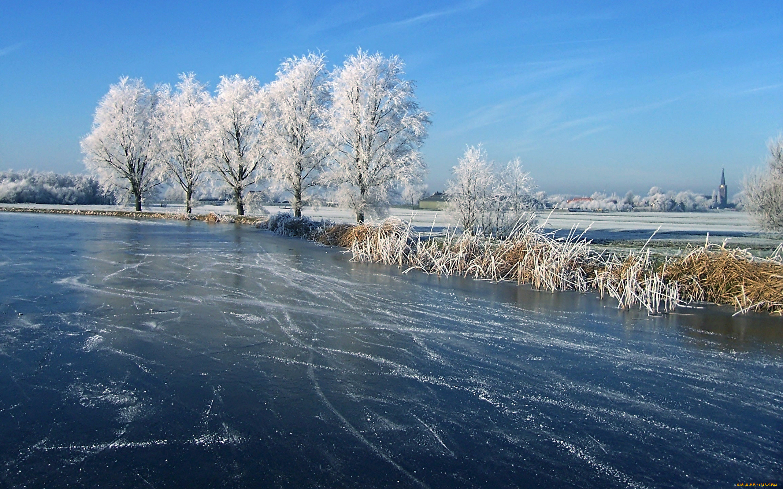 Вода в реке замерзла. Река Кубань замерзла. Замерзшая река Клязьма. Лед на реке. Зима лед на реке.